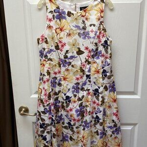 A womens RN Studio sleeveless lined floral very pretty dress size 16